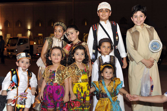 الأطفال يرتدون الأزياء التراثية المزركشة احتفالاً بالقرقيعان 